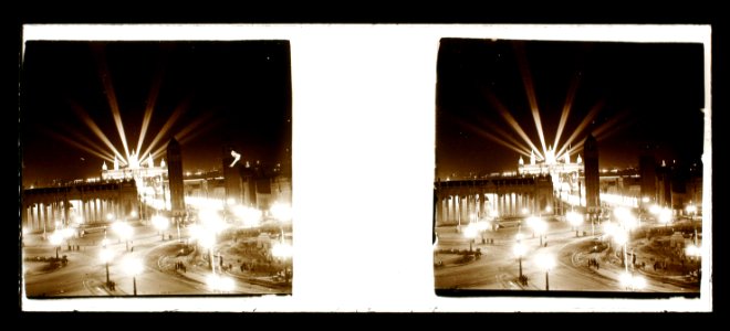 Vista panoràmica de la il·luminació nocturna del recinte de l’Exposició Universal presa des de la Plaça d’Espanya