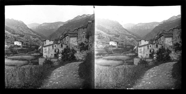 Vista parcial de Gombrèn , amb el santuari del Montgrony al fons i un riu