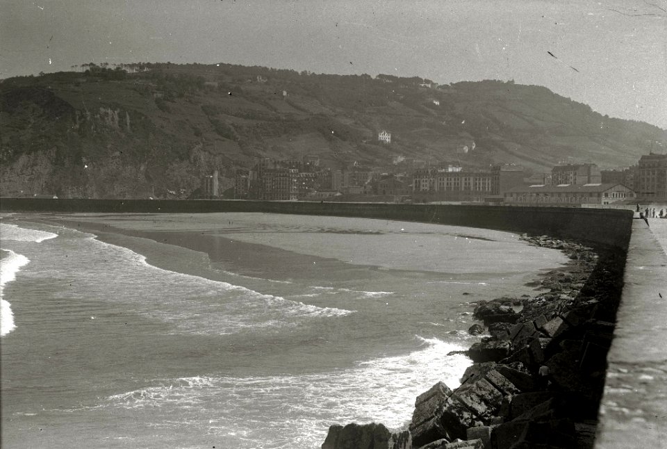 Vistas de la playa de la Zurriola (2 de 7) - Fondo Car-Kutxa Fototeka