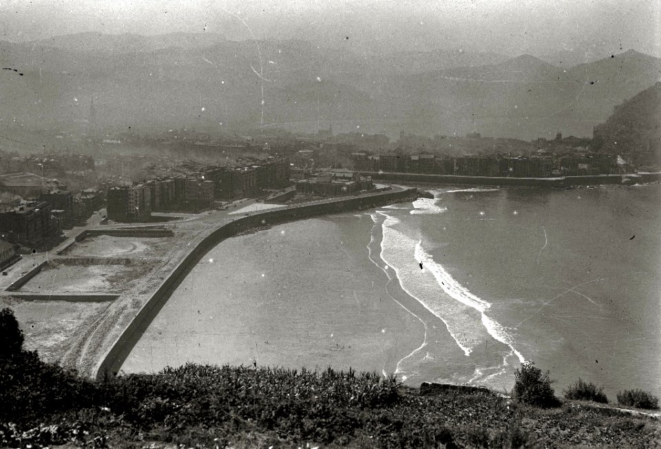 Vistas de la playa de la Zurriola (4 de 7) - Fondo Car-Kutxa Fototeka
