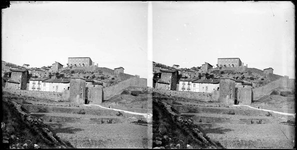 Vista parcial de Cardona amb la muralla i un portal d'entrada (AFCEC BORDAS D 4244)
