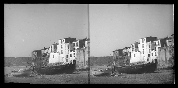 Vista parcial de Cadaqués , en primer terme barques a la platja (AFCEC BORDAS X 492)