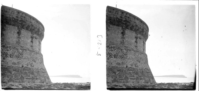 Vista parcial de la torre amb el mar i la costa de fons a Fornells