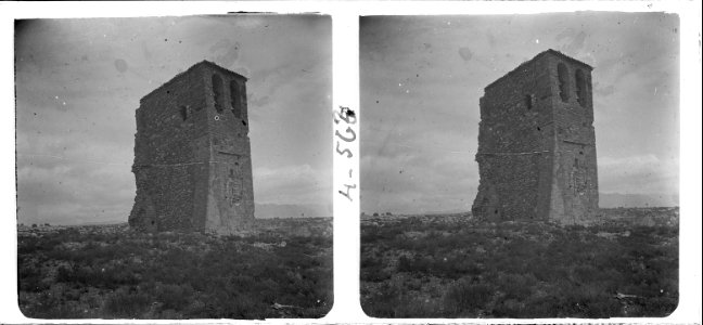 Vista propera del campanar de l'església de Conques