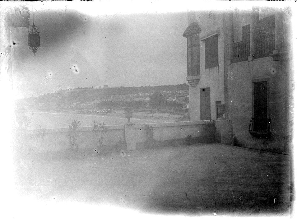 Vista parcial de la façana d'una casa amb la platja al fons (AFCEC RIBASV C 2708)