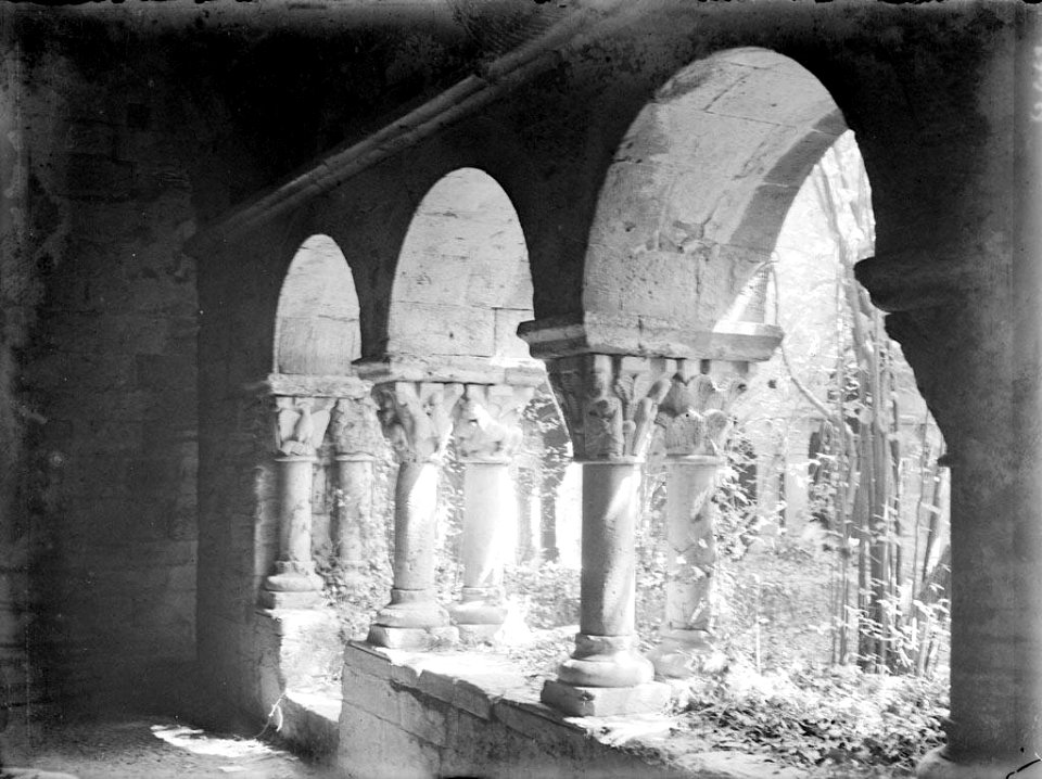 Vista parcial del claustre de Sant Benet de Bages (AFCEC RIBASV C 2667)