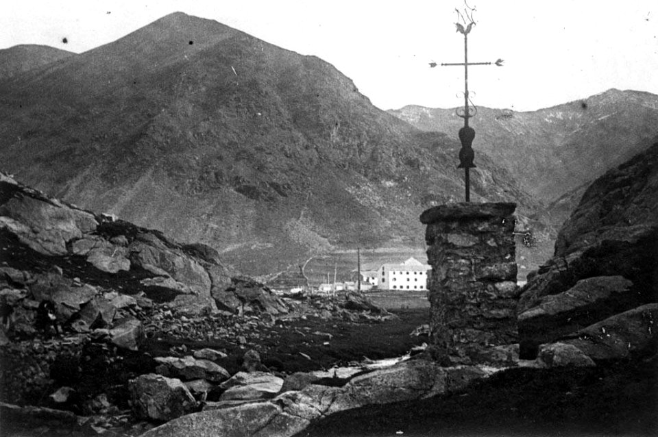 Vista parcial del Santuari de Núria, en primer pla la Creu d'en Riba