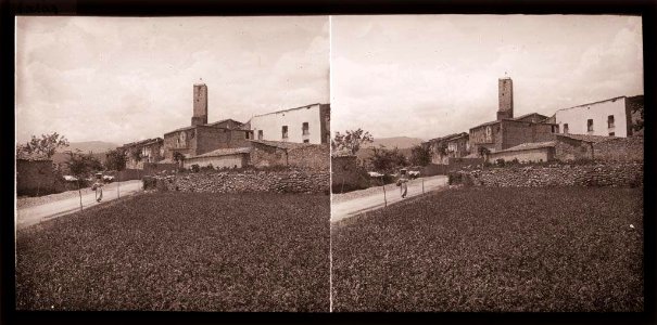Vista parcial de Salàs de Pallars amb el campanar i una dona