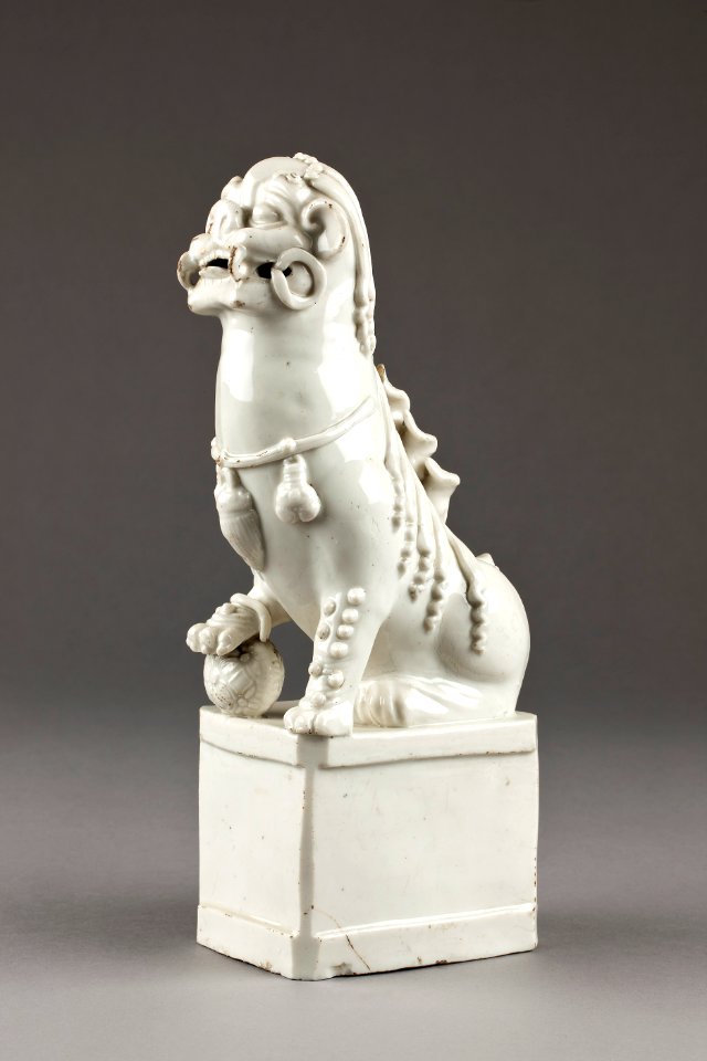 Vitt kinesiskt väktarlejon (Fos hund) gjort i porslin på 1600-tlet under Mingdynastin - Hallwylska museet - 95551