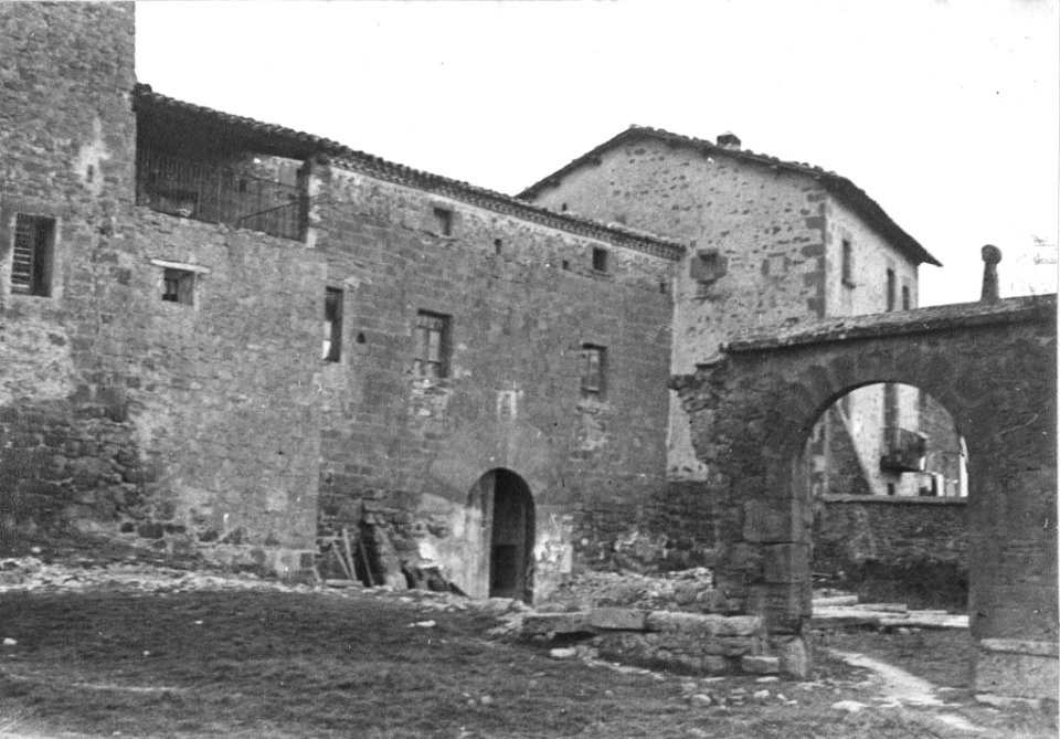 Vista parcial del Monestir de Serrateix i una arcada en ruïnes