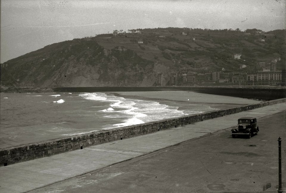 Vistas de la playa de la Zurriola (3 de 7) - Fondo Car-Kutxa Fototeka