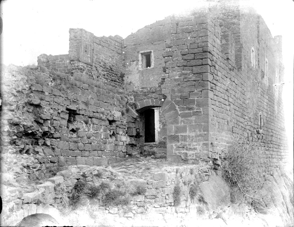 Vista parcial del Castell d'Eramprunyà (AFCEC RIBASV C 2645)