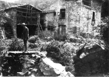 Vista parcial del Molí de les Eures, el paller i un home