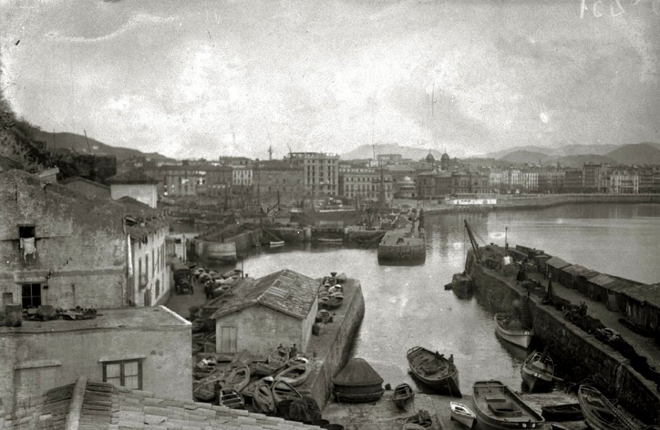 Vistas del puerto de San Sebastián desde el Aquarium (2 de 2) - Fondo Car-Kutxa Fototeka