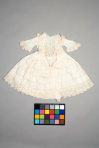 Vit barnklänning ev. 1867 - Livrustkammaren - 86884