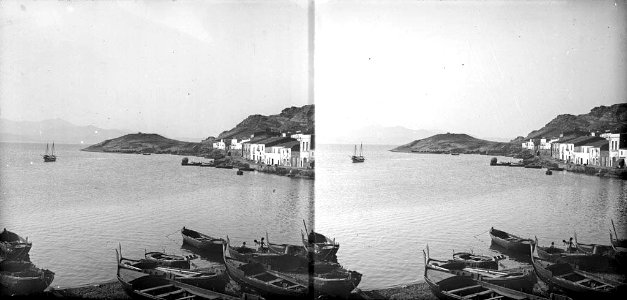 Vista parcial del Port de la Selva i barques a la platja