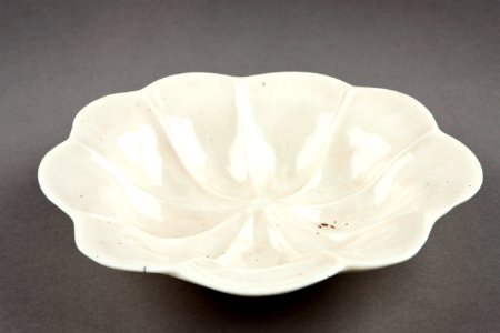 Vit porslinsskål i form av lotusblad gjort i Kina på 1600-talet under Mingdynastin - Hallwylska museet - 95547