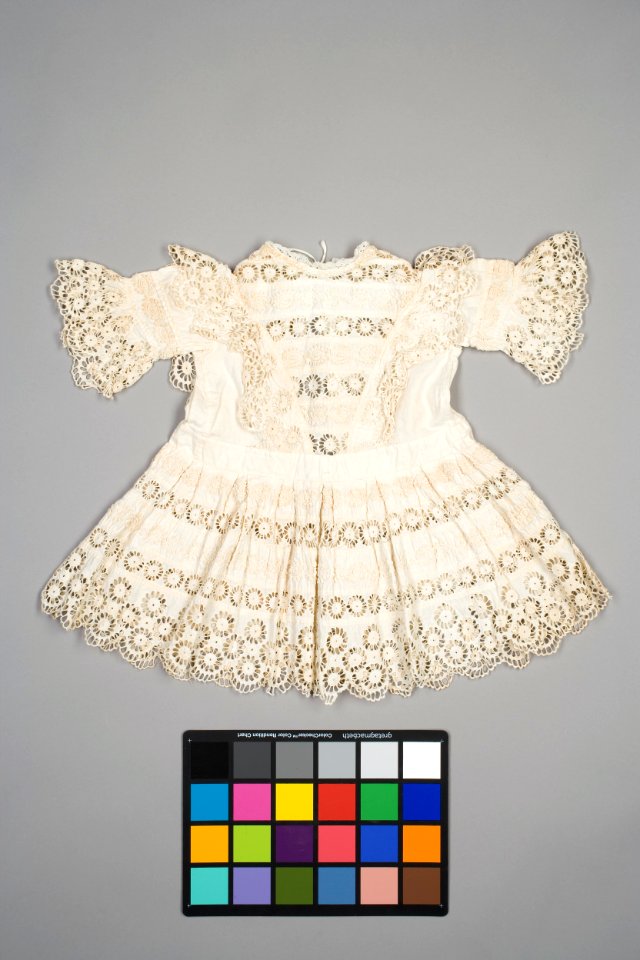 Vit barnklänning 1900-tal - Livrustkammaren - 86902