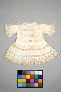 Vit barnklänning. 1800-talets slut - Livrustkammaren - 86891