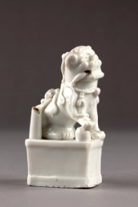 Vitt kinesiskt väktarlejon (Fos hund) gjort i porslin under 1700-talet Qingdynastin - Hallwylska museet - 95583
