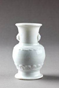 Vit porslinsvas gjord i Kina på 1700-talet - Hallwylska museet - 95529 photo