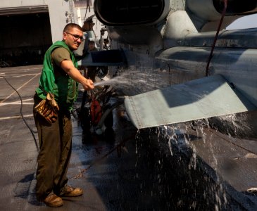 VMM-365 2 Apr 17 (33037979643)