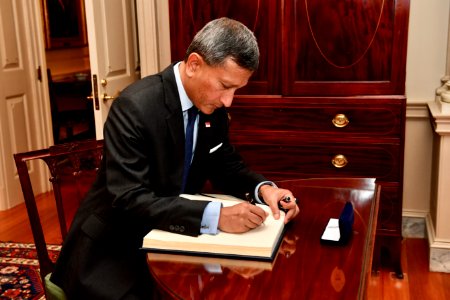 Vivian Balakrishnan signs Sec Pompeo's guestbook