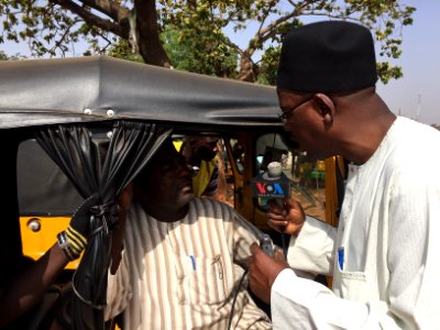 VOA Hausa reporter Ibrahim Ahmed interviews local residents in the nothern Nigerian city of Kaduna, February 2015