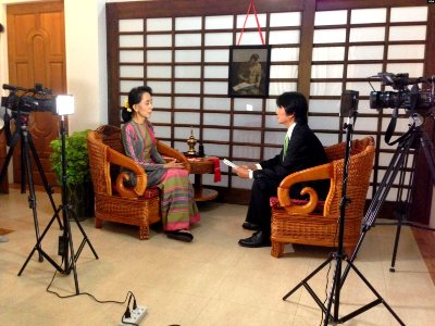 VOA Burmese Chief Than Lwin Htun interviews Myanmar opposition leader Aung San Suu Kyi in Naypyitaw, November 2014