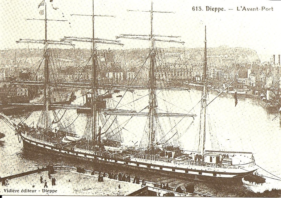 Voilier dans l'avant-port de Dieppe