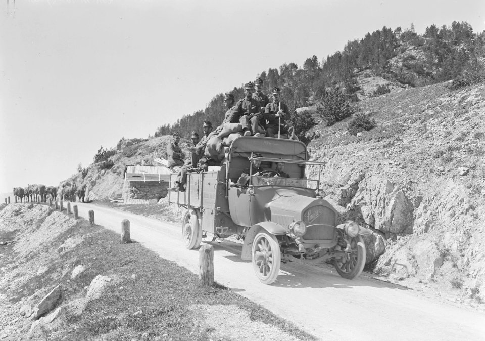 Vollbeladener Lastwagen auf dem Ofenpass - CH-BAR - 3239907
