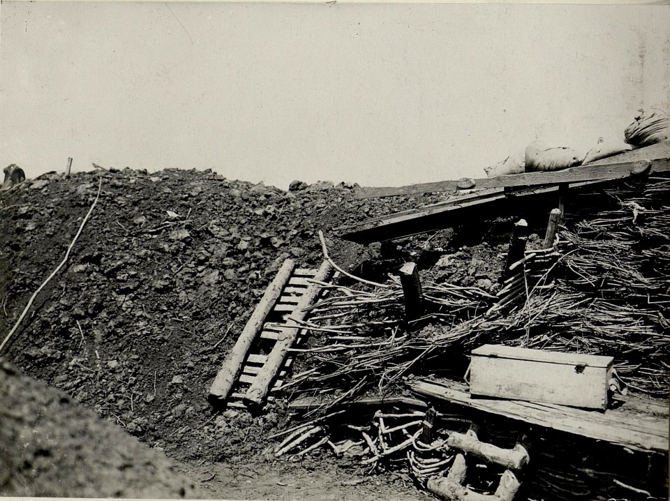Volltreffer einer russischen Granate während der Kämpfe am 9.Juni in einem Schützengraben bei der 16. Kompanie des Infanterieregimentes 6 auf 369, nördlich Gebrow, aufgenommen im Juni 1916 (BildID 15542128)