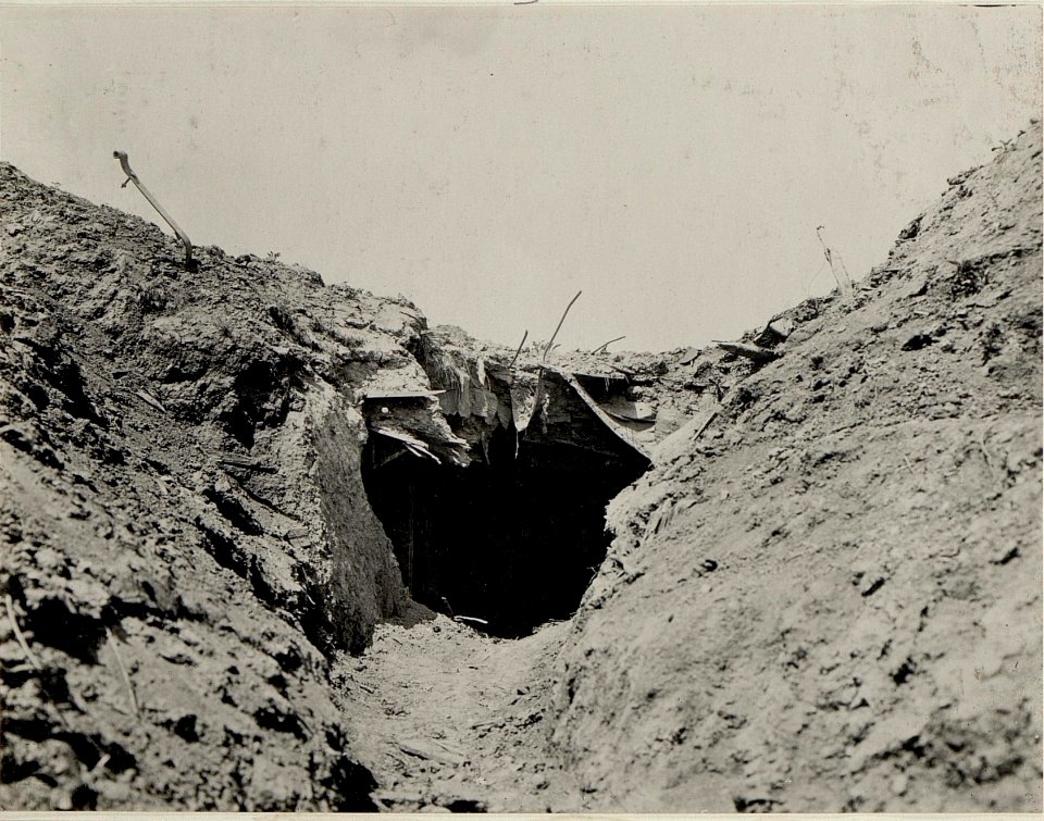 Volltreffer einer russischen 15. cm Granate in einem Mannschaftsunterstand im Schützengraben der 1. Kompanie des Infanterieregimentes 35 auf Kote 369 nördlich vom Cebrow, aufgenommen am 25. Juni 1916 (BildID 15542261)