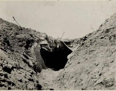 Volltreffer einer russischen 15. cm Granate in einem Mannschaftsunterstand im Schützengraben der 1. Kompanie des Infanterieregimentes 35 auf Kote 369 nördlich vom Cebrow, aufgenommen am 25. Juni 1916 (BildID 15542261)