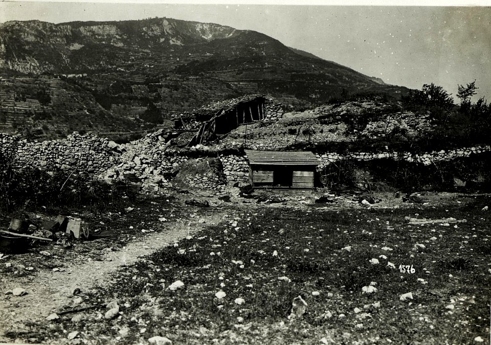 Volltreffer in eine italienische Stellung östlich Bocaldo, 18.5.1916. (BildID 15587546)