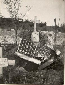 Volltreffer in einem Grabe am Friedhof, Vogersko.28.8.17. (BildID 15600732)