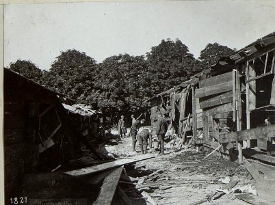 Volltreffer in eine Mannschaftsbaracke durch eine italienische Flieger-Bombe. (BildID 15648150)