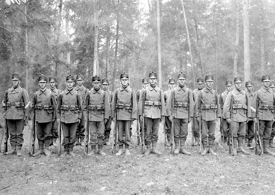 Vollausgerüstete Infanteristen in Zweierreihe - CH-BAR - 3238516