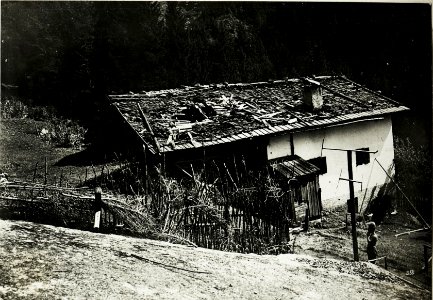 Volltreffer im Artillerie - Kommando, Scoffa bei Predazzo. (BildID 15587980)