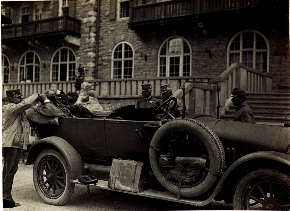 Vom Besuch des Generalobersten Baron Hazai im Rayon IV und V, am Karersee. Exzellenz Hazai im Auto. (BildID 15585278)