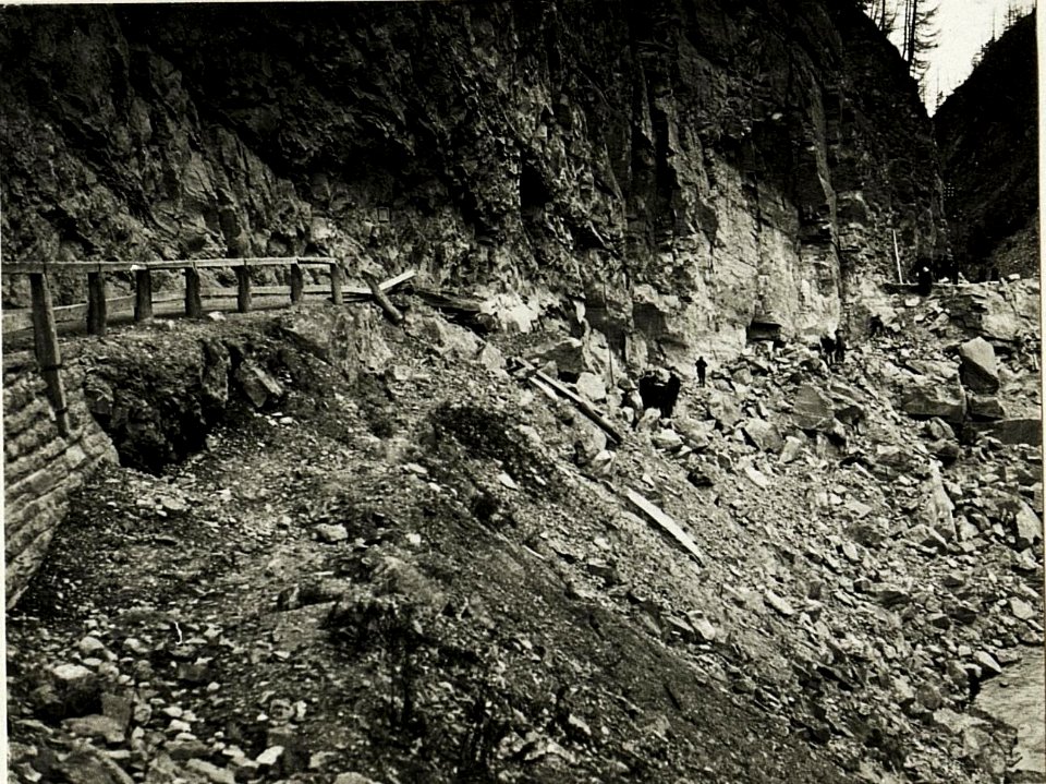 Von den Italiern gesprengte Straße bi Cencenighe. (BildID 15417443)