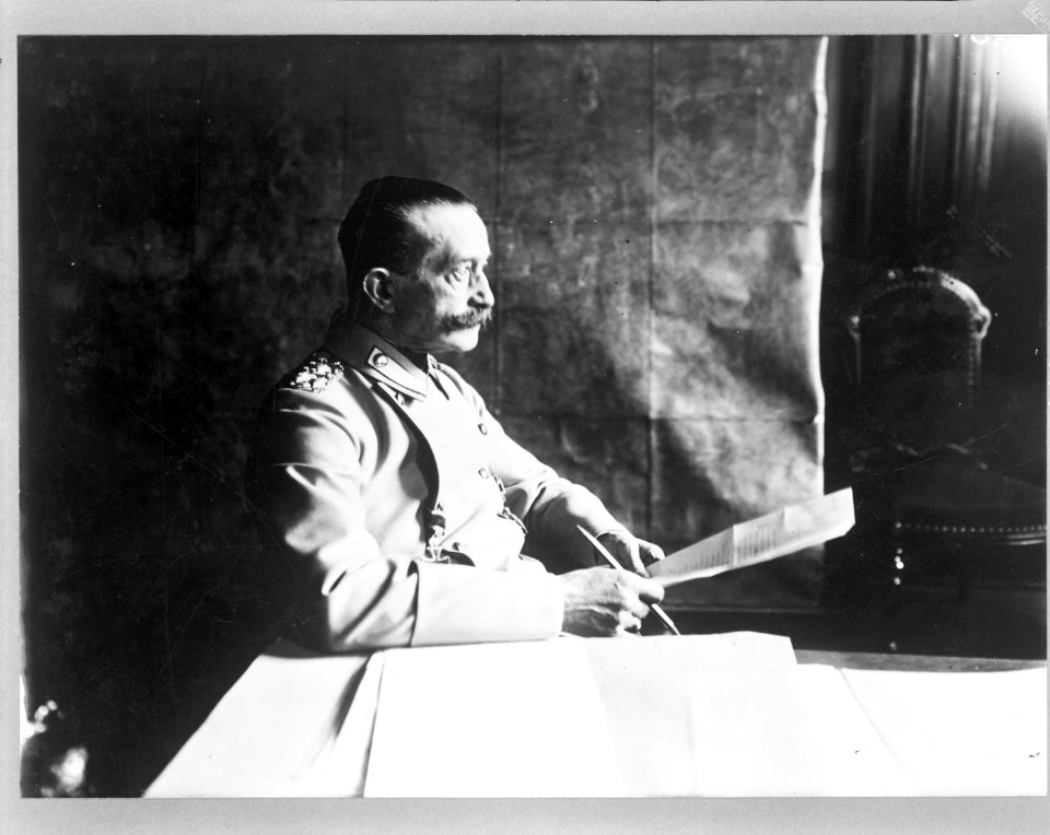 Von Bissing, Military Gov. of Belgium in his office LCCN2011645180