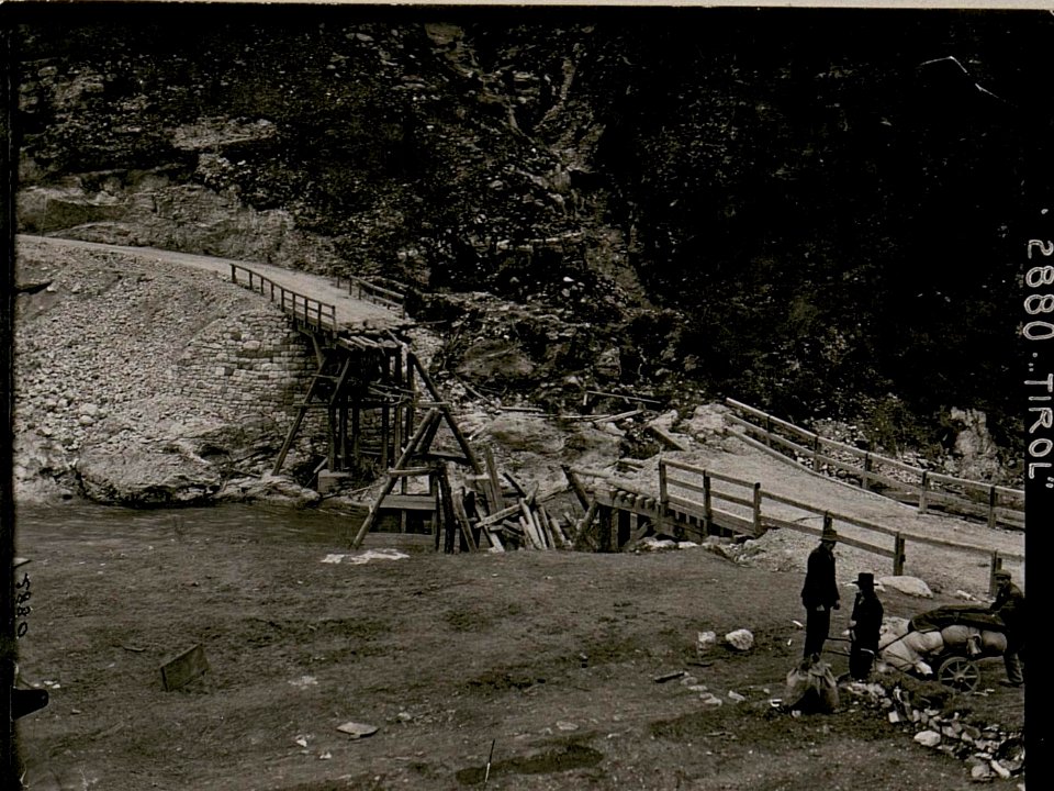 Von den Italienern gesprengte Brücke v.S.Martino.Dez.1917 (BildID 15734039)