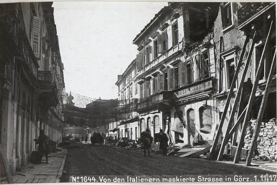 Von den Italienern maskierte Strasse in Görz. 1.11.17. (BildID 15607935)