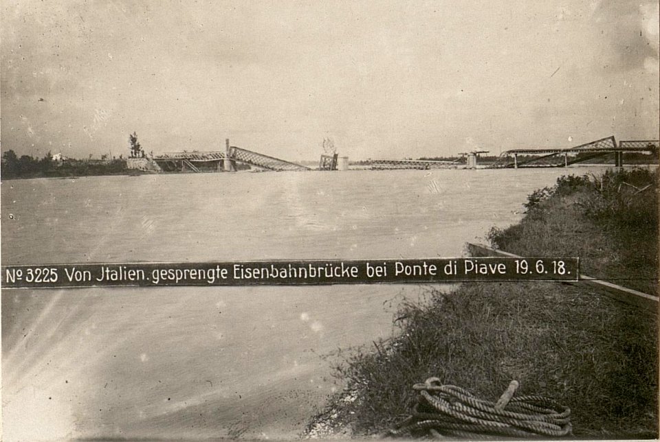 Von Italien.gesprengte Eisenbahnbrücke bei Ponte di Piave 19.6.18. (BildID 15620278)