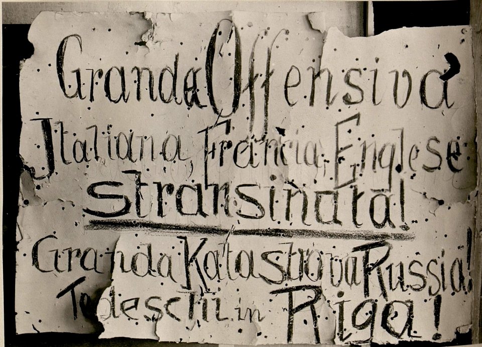 Von unseren Truppen ausgesetzte Tafel am Freikofel anlässlich des Sieges der Deutschen bei Riga. (5-9.1917.) (BildID 15801480)