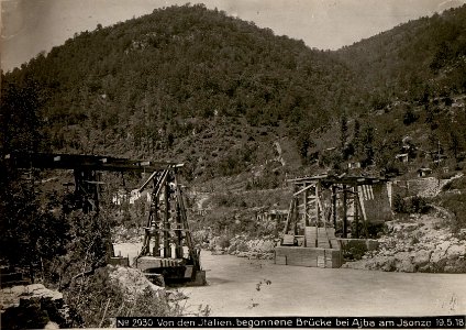 Von den Italien. begonnene Brücke bei Ajba am Isonzo 19.5.18. (BildID 15618145)