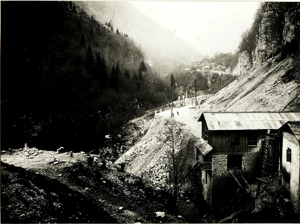 Von Italienern zerstörte Straße bei Moline di Sovramonte. (BildID 15418294)