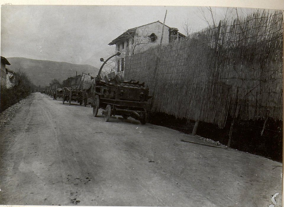 Von den Italienern im Stich gelassene Geschütze. Aufgenommen an der Strasse beim Isonzo-Görz. (Ende März. 1918.) (BildID 15664264)