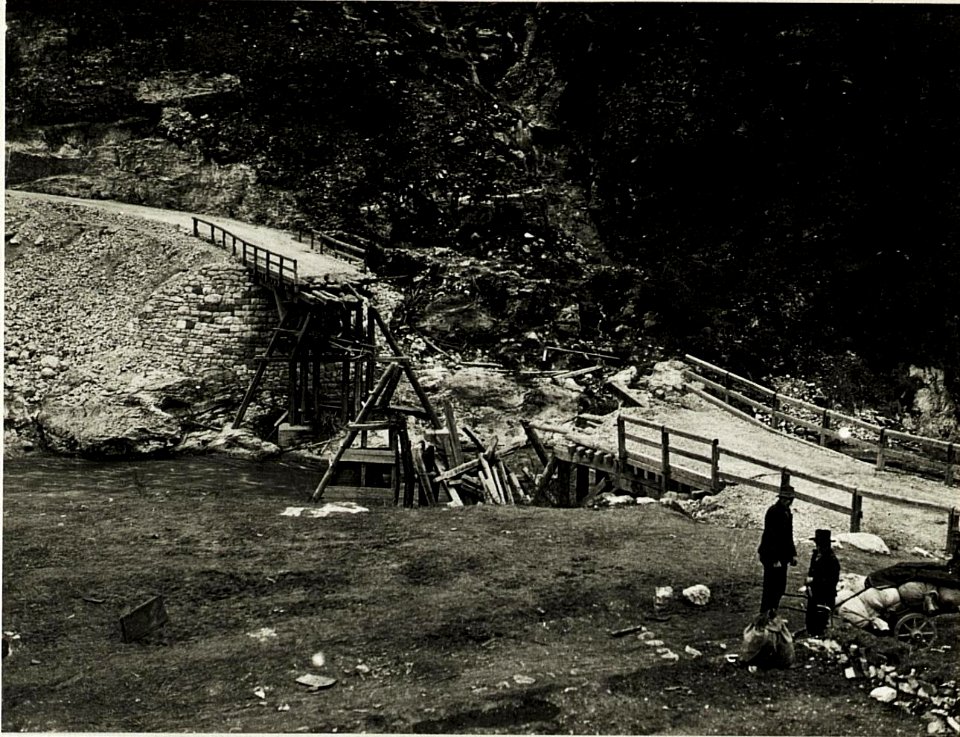 Von den Italienern gesprengte Brücke vor San Martino. (BildID 15417480)